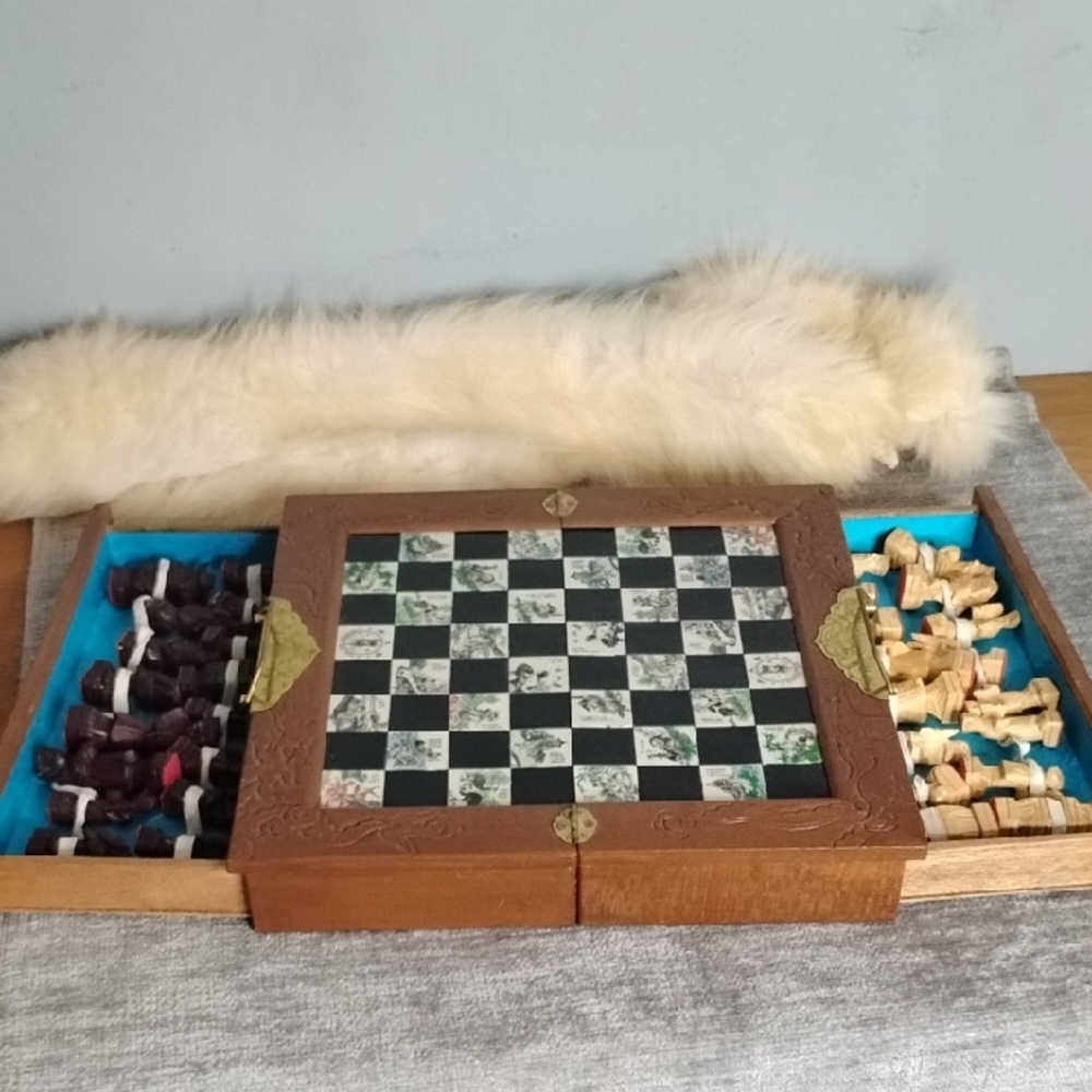 Vintage America Chess Set with Black and Cream Pieces